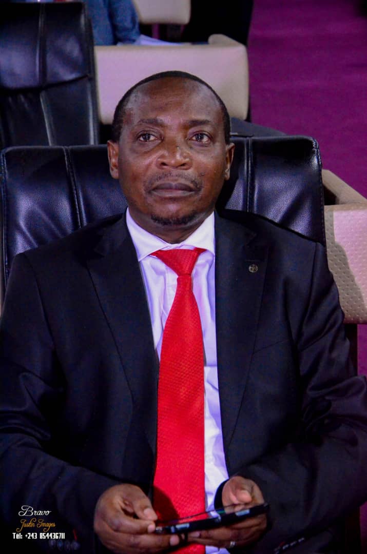 Lui c'est #VITAL MUHINI BANYWESIZE  2éme vice de l'Assemblée nationale en RDC, élu du territoire de #kalehe en province du sud-kivu, grâce à ses plaidoyers qu'ils entrain de mener, la route nationale numéro 2 sake - kavumu sera asphaltée.<a href="/MuhiniV/">Vital MUHINI MUKUZA</a> , <a href="/MihimbaJ/">Janvier Mihimba</a> @AssembleeN_RDC .