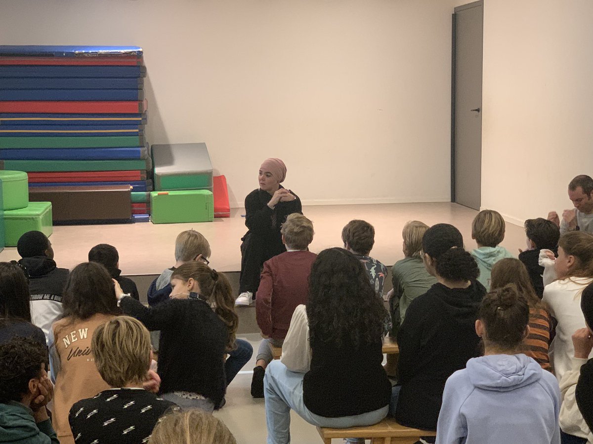 Burgerschapsonderwijs thema politiek “Stem op mijn partij” geopend door onze wethouder <a href="/a_lahlah/">Esmah Lahlah 🕊️</a> . Mooie vragen, mooie antwoorden. #levensechtleren#onderzoekendleren#politiek/themaonderwijs#power wethouder met hart voor kansengelijkheid#verbinding#