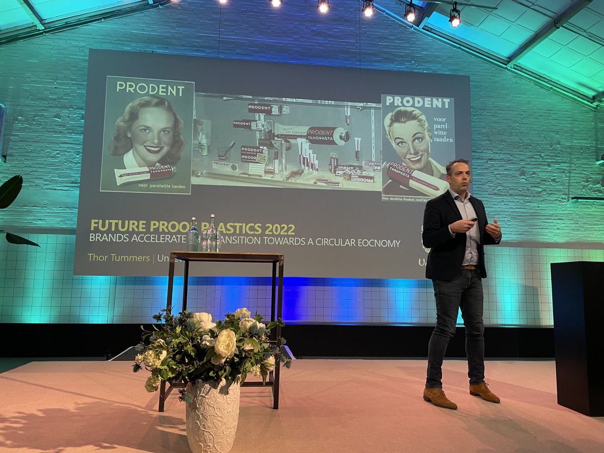 PlasticseuropeN's tweet photo. #FPP2022, het debat is vandaag in de Prodentfabriek. Dus hoe kan het ook anders dan dat de pitch van ⁦@UnileverNL⁩ geïllustreerd wordt met de vroegere advertenties voor de tandpasta. #circulaireplastics https://t.co/fr4cwb8L42