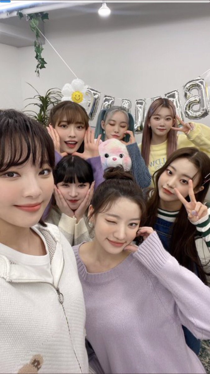 nocontextharuna's tweet photo. Happy one year with our precious Billlie 💜 #Billlie1stAnniversary https://t.co/ivrNsEnarE