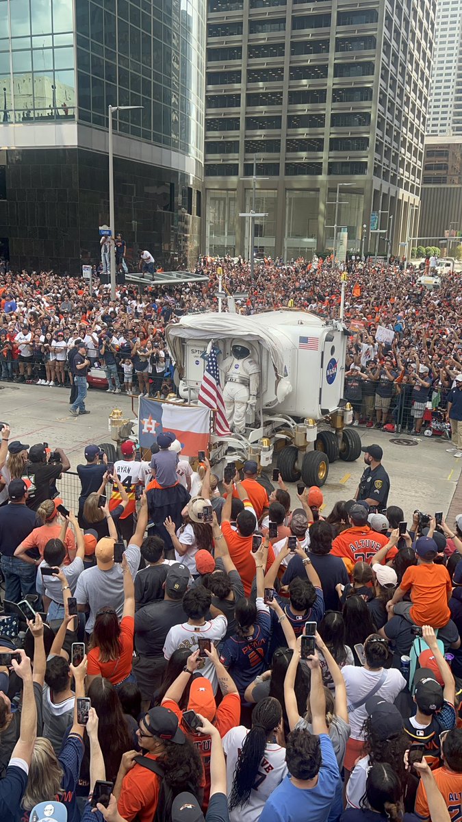 VeronicaChez85's tweet photo. Julissa had the BIGGEST Astros fan with her for the parade &amp; the best seat with the best partner..  Julissa &amp;  Prince did not miss any of the action!! #WorldSeries2022  #HoustonAstros #brothersisterlove  #SanchezKids https://t.co/jSdGmpOoA0