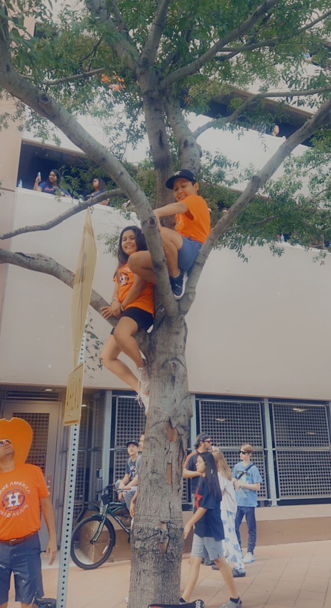 VeronicaChez85's tweet photo. Julissa had the BIGGEST Astros fan with her for the parade &amp; the best seat with the best partner..  Julissa &amp;  Prince did not miss any of the action!! #WorldSeries2022  #HoustonAstros #brothersisterlove  #SanchezKids https://t.co/jSdGmpOoA0