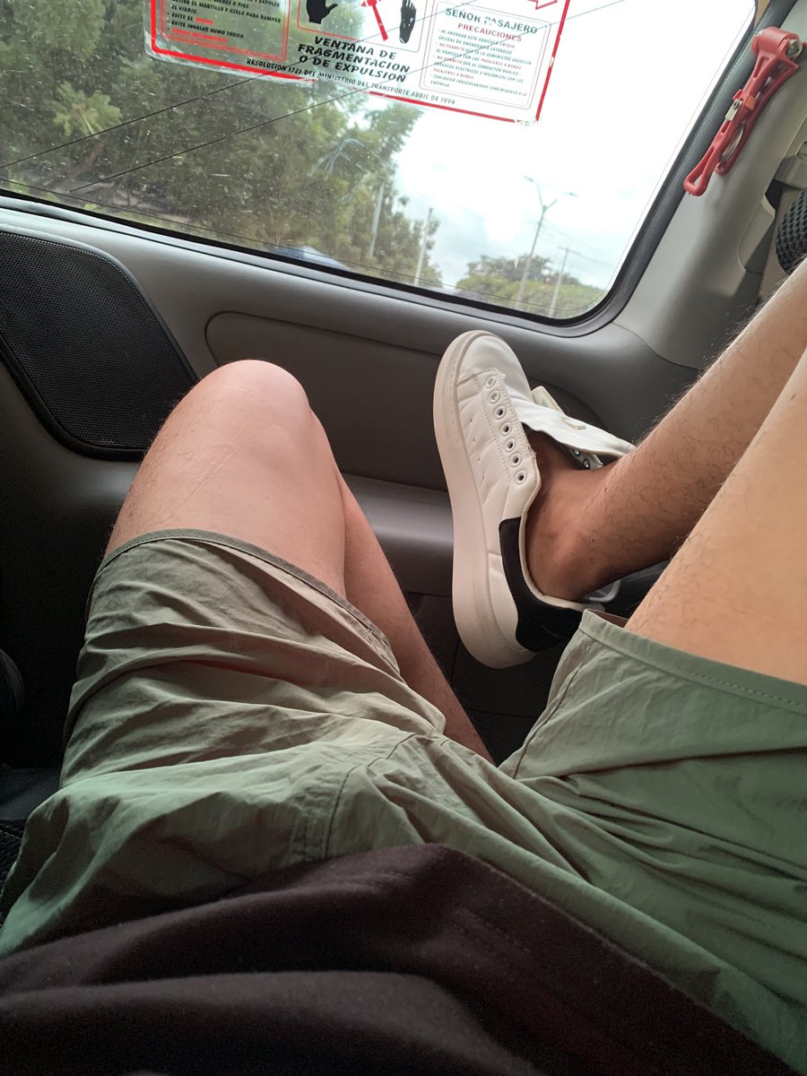 Juandsoul's tweet photo. Por culpa de mi mamá me tocó salir corriendo porque me iban a dejar y salí sin ponerme los cordones 

Pero siempre #ImponiendoModas https://t.co/ib8hEay2kS