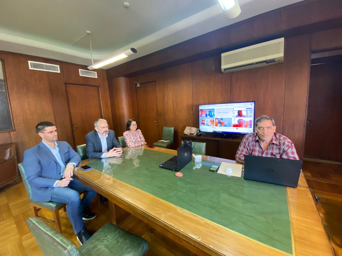 faapura's tweet photo. Junto a @TurienzoJavier, Adriana Magdaleno y Pablo Strauss, cómo parte del equipo de la subsecretaria participé de la presentación de la APP VisitAr, destinada a los directores de APS y Agentes Sanitarios de las 24 jurisdicciones.
#PrimeroLaGente https://t.co/hFjPULwryA