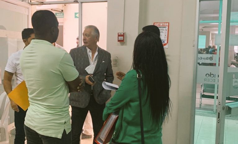 mauricio_salem_'s tweet photo. 📍ESMERALDAS - Nuestro Gerente General @feche127 visita la provincia verde para supervisar la gestión de @BanEcuadorBP en territorio 💪🏻🟢

Aquí en diálogo con afectados del terremoto 16-04-2016 que quieren reactivarse con el #Crédito1X30

Cuenten con el Presidente @LassoGuillermo https://t.co/aQz1lh52Se
