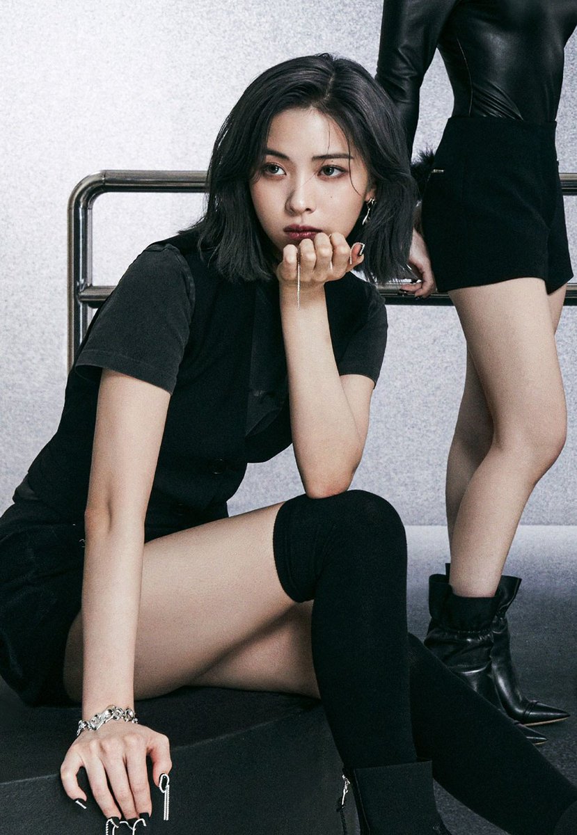 itzy's shin ryujin is so insanely stunning