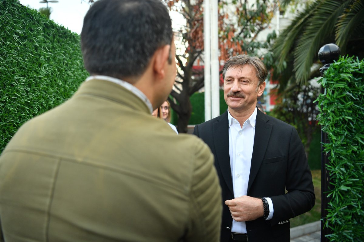 DrHakanBahadir's tweet photo. Bahçelievler'i adım adım dolaşıyor; her bir komşumuzla sohbet ediyor, önerilerini ve isteklerini dinliyoruz. 😊 https://t.co/LGvevI5ydK