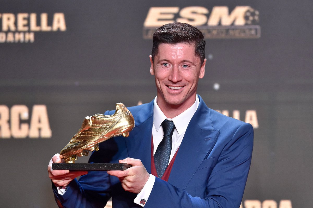 SERDeportivos's tweet photo. 📻 PROGRAMA con @PacojoSER

⚽️ Día de Simeone, Ancelotti... 
🏟️ Sigue la jornada 14
🥇 Bota de Oro para @lewy_official 
🔥 Sanciones del #derbisevillano
🎙️ Hablamos con Leo Baptistao
📌 #DepFem con Icíar Montes y @DianitaNueve 

🔊 AUDIO https://t.co/oNRxUBGIFz https://t.co/WWCWKcBMKP