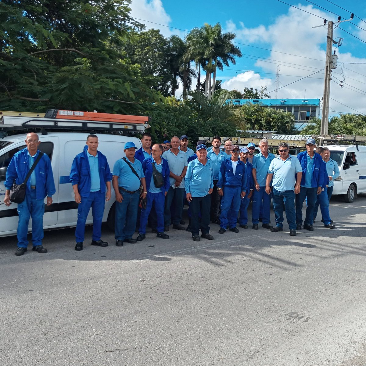 Con toda la disposición del mundo vuelven los trabajadores de <a href="/ETECSA_Cuba/">ETECSA</a> en #VillaClara a apoyar las labores de recuperación en #PinardelRío. Tras unos días de descanso en 🏠 regresan 15 linieros y reparadores al occidente de #Cuba.