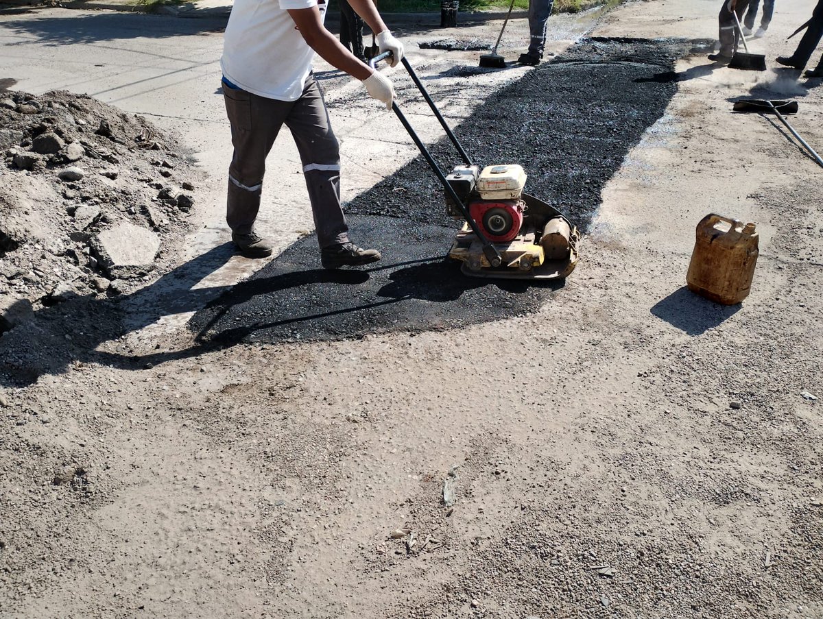 municipalidadlr's tweet photo. 🚧Plan de Calles🚧

✔️Hoy realizamos tareas de bacheo en la intersección calles sin nombre y Carlos Peñaloza, frente al colegio secundario 14.
✔️Además, se trabaja en la reparación de zanja sobre avenida Ramirez de Velasco. https://t.co/6mQi06JQO9