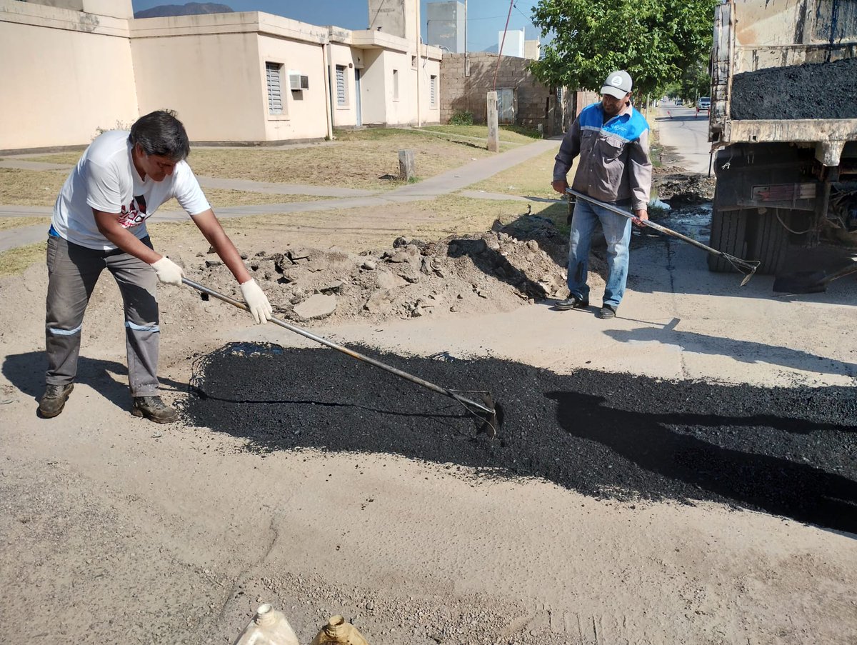 municipalidadlr's tweet photo. 🚧Plan de Calles🚧

✔️Hoy realizamos tareas de bacheo en la intersección calles sin nombre y Carlos Peñaloza, frente al colegio secundario 14.
✔️Además, se trabaja en la reparación de zanja sobre avenida Ramirez de Velasco. https://t.co/6mQi06JQO9