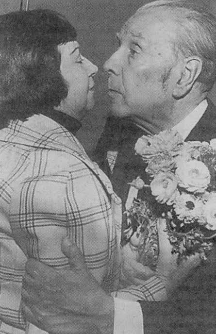 María Luisa Bombal y Jorge Luis Borges a punto de juntar sus narices.