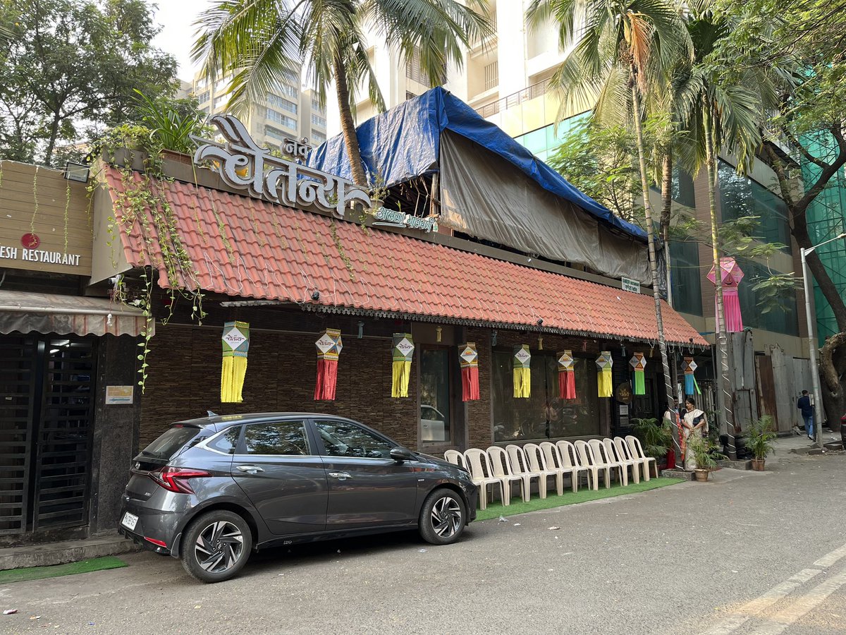 indimasala's tweet photo. Foodie folks at Mumbai, try this place for some decent Malvani food! In pic the Malvani mutton thali with bhakhri 👌 Nav Chaitanya DN Nagar Andheri🙏🏼

#mumbaifood #malvani #muttonthali https://t.co/anOI0jCYYu