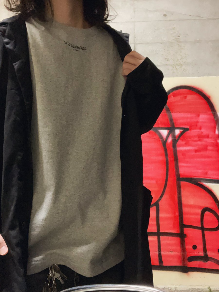 willwill_store's tweet photo. 7.1ozの肉厚ヘビーウェイトタフボディーです。
フロント襟元にプリントがあるのでアウター羽織ってもチラ見えします👀

サイズ展開はS-2XL
カラーはblack,white,grayの3色。
🔥受注期間は11月12日(土)23:59迄🔥 https://t.co/ZFZUzsqjZD