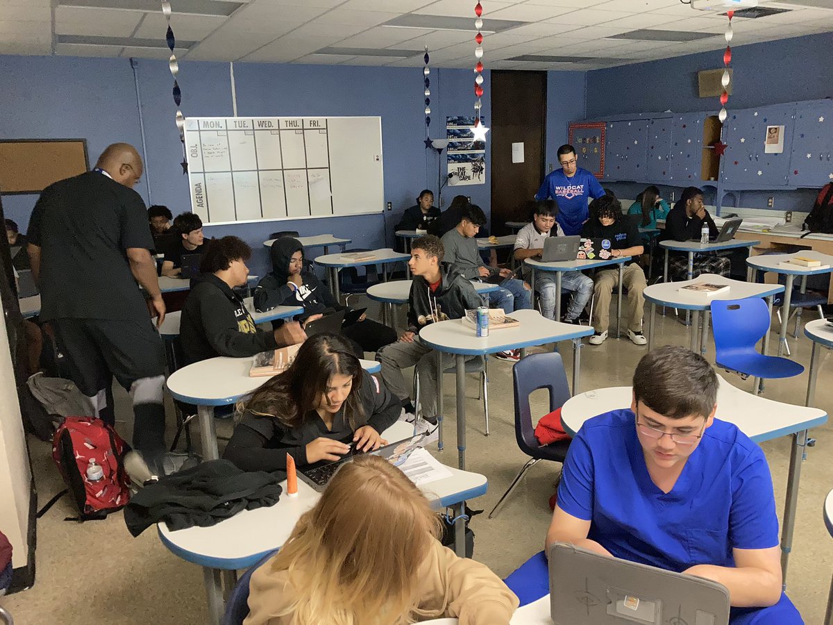 THS_Academics's tweet photo. Coach Lewis and Coach Guzman leading students through a station rotation to structure their historical investigation.  @kspowell1 @THSPrincipal_JM https://t.co/r83eqebCZ4