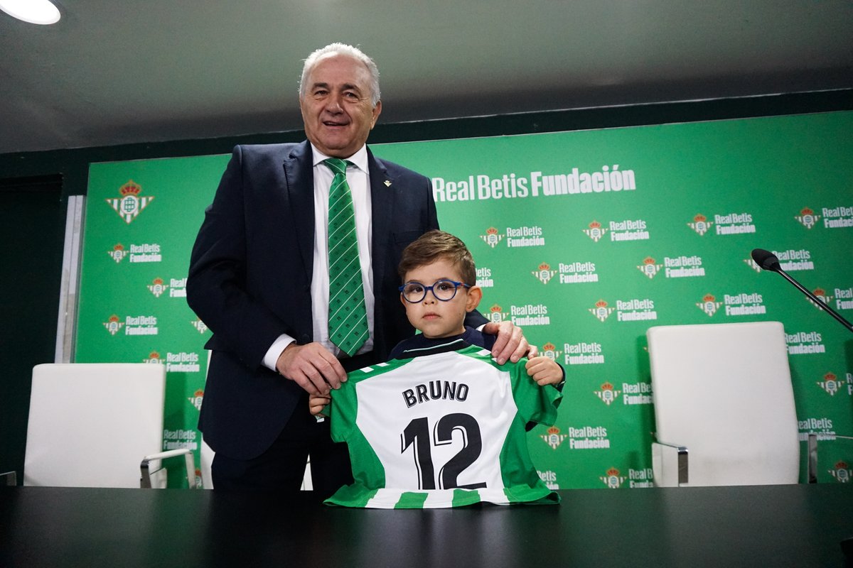 RBetisFundacion's tweet photo. Presentado el nuevo Fichaje Estrella de la temporada 📸🆕

¡Qué grande eres, Bruno! 💚 https://t.co/b2DGRLFm4g