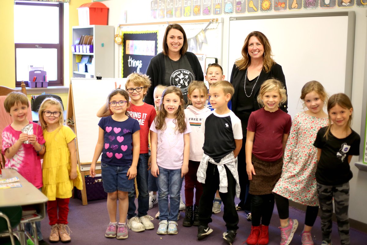 WSDinfo's tweet photo. Last week, @DrTormalaWSD stopped by @GTEgators to have a snack with Mrs. Morris' first grade class. Can you believe she is nearing the end of her #first100daychecklist? Time flies when you're having fun! https://t.co/npvxK7iFxf