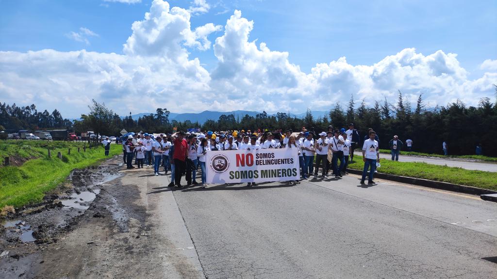 amigosdelcarbon's tweet photo. Sr. @petrogustavo los mineros queremos trabajar, del carbón dependen miles de familias y economías locales y regionales 

#SomosEnergía #OrgullosamenteMineros #DignidadMinera https://t.co/8S2VWCdokt
