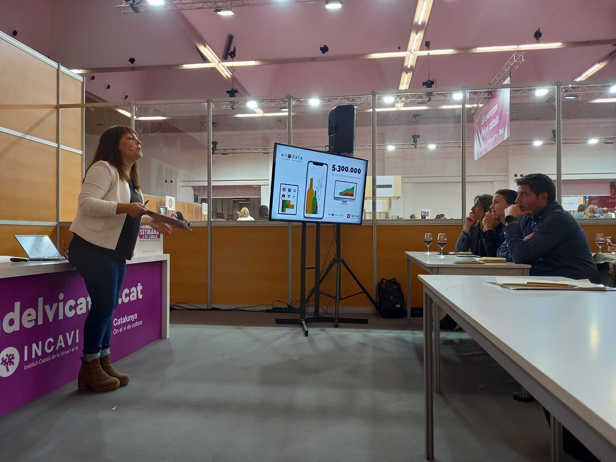 Judith Cortina, d'<a href="/enoturista_/">Enoturista | Vi(atges) autèntics</a> , comença a presentar les dades aportant el principal titular: 

Els cellers catalans sumen més de 5 milions de seguidors a les xarxes. 

👉 Amb la col·laboració de <a href="/SocialElephants/">Social Elephants 🐘</a>, l'estudi Enodata ha mesurat l'element clau: la interacció.