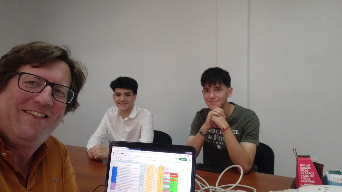 Nomines's tweet photo. Socios por un día! Juan e Iñaki trabajando un día con nosotros! #Socios2022 @JuniorenSF https://t.co/w0gCxF2V40
