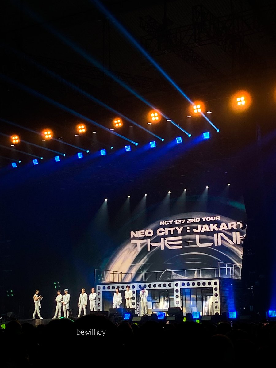 bewithcy's tweet photo. same month, same day, same venue, same section with different ppl 😔🤍💚
#EXplOrationInJakarta #TheLinkinJakarta https://t.co/16lrtScQlj