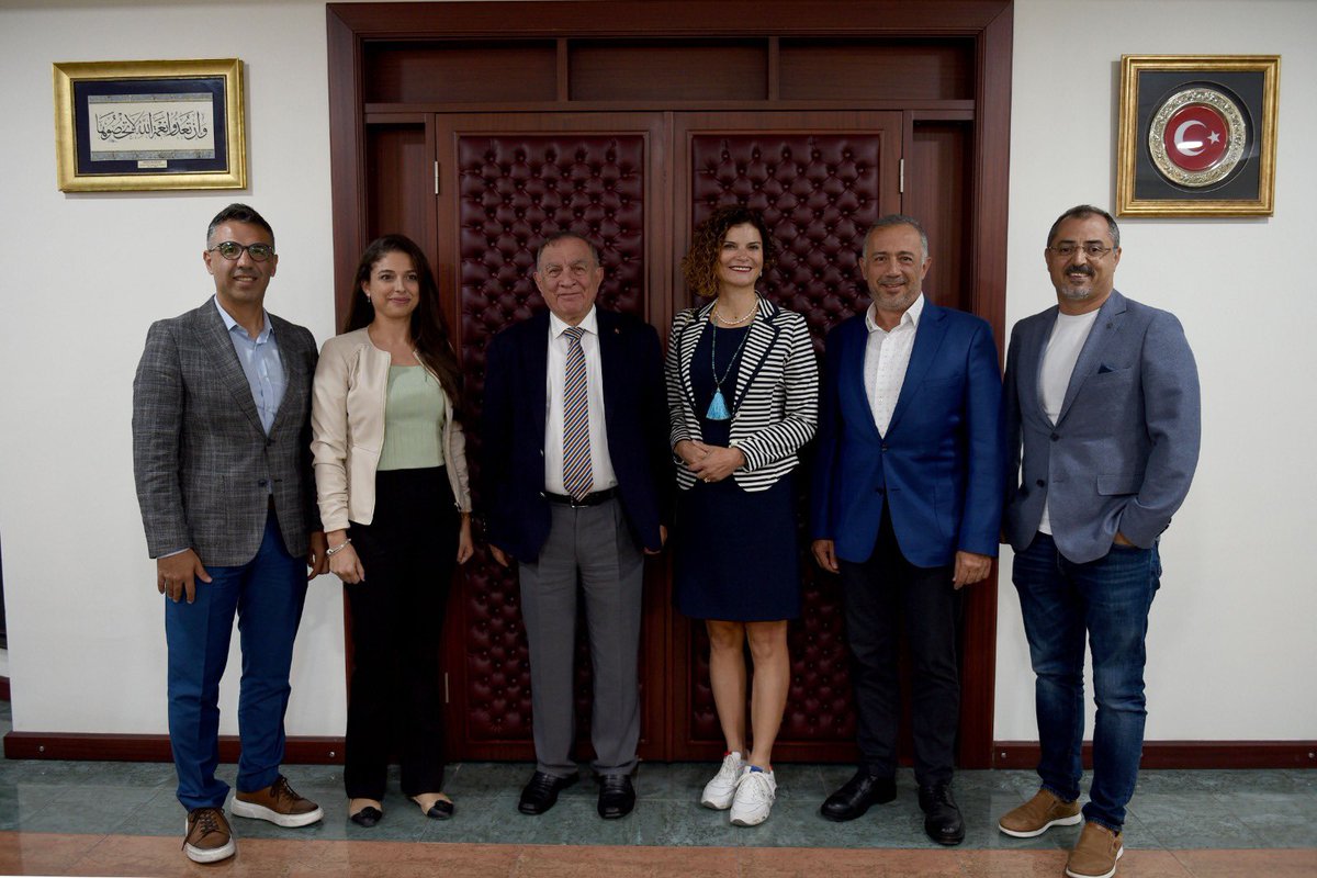 BiKoşuAdana Kulübü, gerçekleştirdikleri spor faaliyetlerine verdiğimiz desteklerden ötürü teşekkür ziyaretinde bulundular. 

Nazik ziyaretlerine teşekkür eder, sporun ve sporcunun her zaman yanında olduğumu bir kez daha belirtmek isterim.