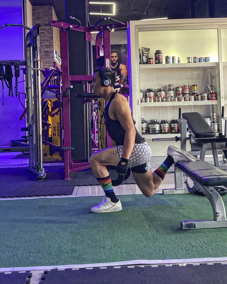 Alexjandro0210's tweet photo. Sentadilla Búlgara*
(Mayor énfasis en Cuádriceps)

✅Torso perpendicular 
✅Pie más cerca
✅Mayor flexión de rodilla
😎
#gym #gymmotivation #fit #fitness #fitnessmotivation #sentadillas #sentadillabulgara #teambossangelito https://t.co/c82MFC39Zd