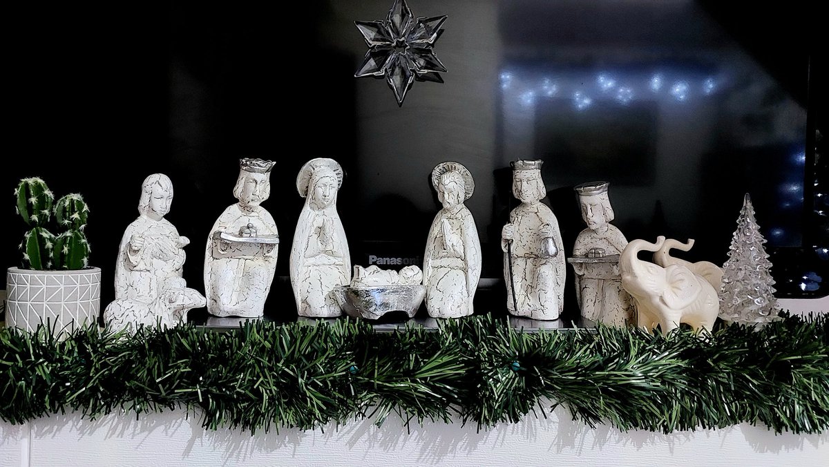 mikhaelRN's tweet photo. O little town of Bethlehem how still we see thee lie.. For Christ is born of Mary and gathered all above while mortals sleep the  angels keep their watch of wondering love.. https://t.co/FtiWBQyMw5