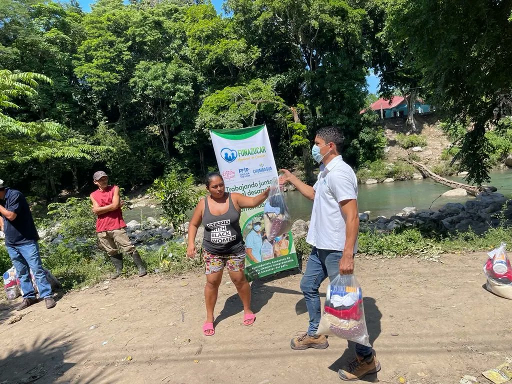 Junto a Compañía Azucarera Chumbagua y Asociación Cepudo-FFTP logramos beneficiar a 135 familias con alimentos en la comunidad de La Presa, San Marcos Santa Bárbara.

#DulceSolidaridad
#SimosDonaciones