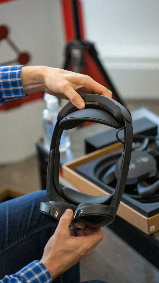 AnimotiveLtd's tweet photo. Quest Pro has been in our hands for just two weeks — we're already finding innovative ways to harness the powerful facial tracking tech inside. https://t.co/RKSdSZZyE8