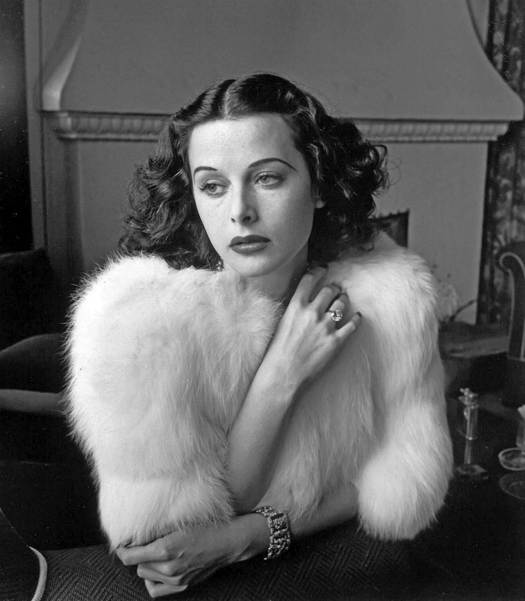 Happy birthday to actress and mathematician Hedy Lamarr born #OTD in 1914. 🎂  Lamarr invented frequency hopping and the technology used today in Bluetooth and Wi-Fi. #TodayInHistory #OnThisDay