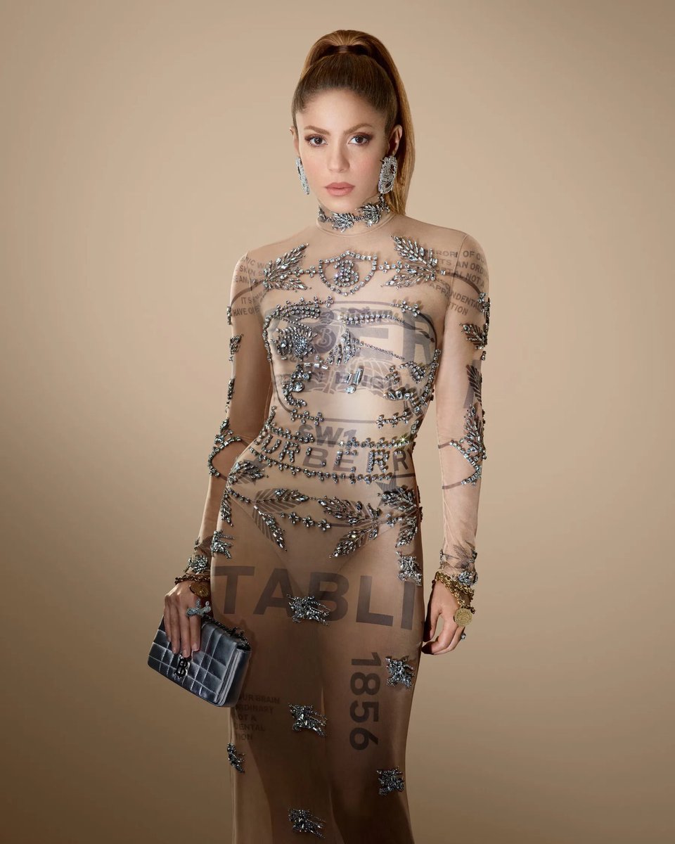 PopBase's tweet photo. Shakira looks breathtaking for British Vogue. https://t.co/4D92usROOp