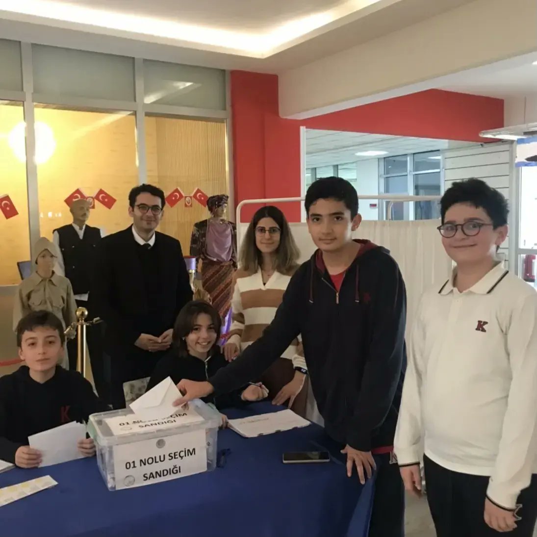 omurkaradas355's tweet photo. Ortaokul başkanlık seçimimizi coşkulu bir şekilde gerçekleştirdik. Seçim sonrası yapılan sayım sonucunda en fazla oyu alan Mustafa Ege Erol Ortaokul Okul Başkanı olarak seçilmiştir. https://t.co/cHCs52xeE1