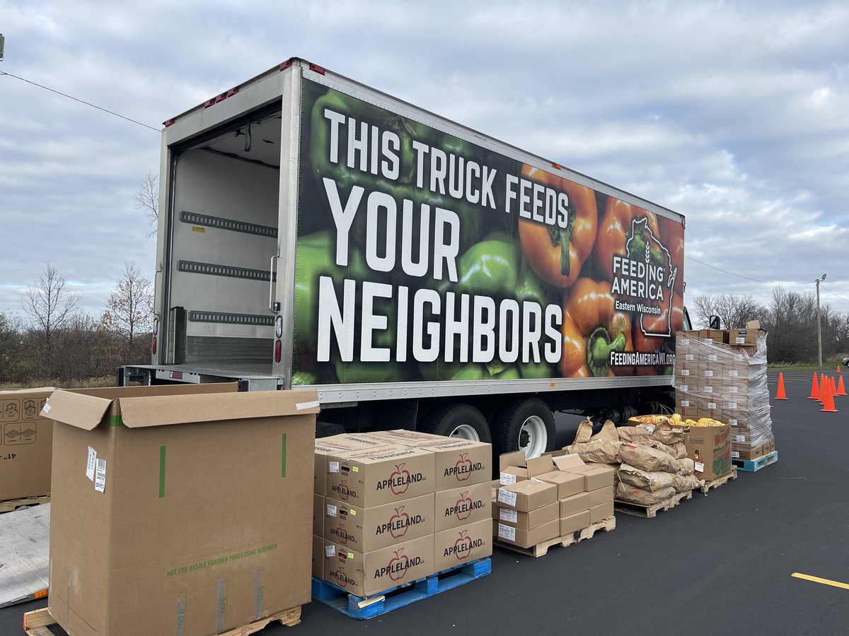 FeedAmericaWI's tweet photo. We are hosting a mobile food pantry from 10 a.m. - noon TODAY at 3003 Breezewood Ln. Neenah, WI 54956. All are welcome to come and pick up healthy food. Thanks to our friends at @JJKeller for sponsoring this mobile. #SolvingHungerLocally #CommunityPartners https://t.co/II7b2JfjJK