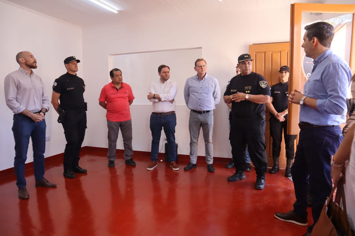 mgmisiones's tweet photo. En #Oberá con el intendente Pablo Hassan nos reunimos y recorrimos, junto a vecinos e integrantes de los foros de seguridad, las obras de ampliación y renovación del moderno centro de monitoreo 911 del sistema de #videovigilancia de la @MisionesPolicia.

#HagamosQueLoBuenoCrezca https://t.co/T8rilMgwp9