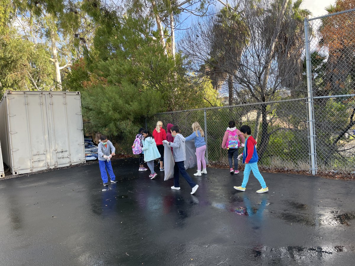 With the wild wind last night, there was a lot of trash on campus this morning. These amazing <a href="/RoadrunnersWwes/">WWESRoadrunners</a> students ASKED to help pick up trash. Character counts! <a href="/PowayUnified/">Poway Unified</a>