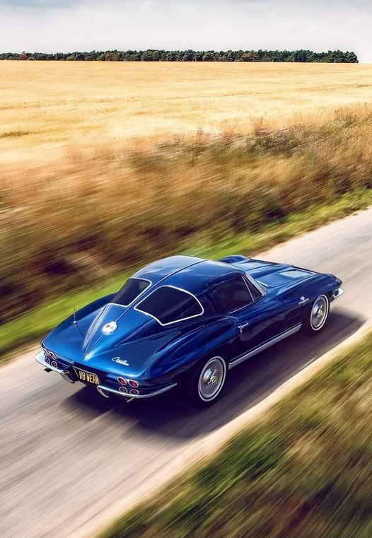 Kuwago68's tweet photo. Morning World, Let's Be Safe Out There.☕️
'63 Corvette C2 Sting Ray Split Window. https://t.co/4r1vw9W23k