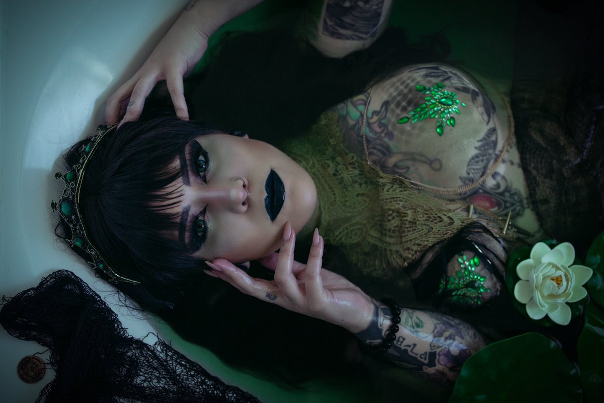 Let me haunt you 🖤

📸 @lindseycowley 

#darkphotoshoot #darkmermaid #bathtubphotoshoot