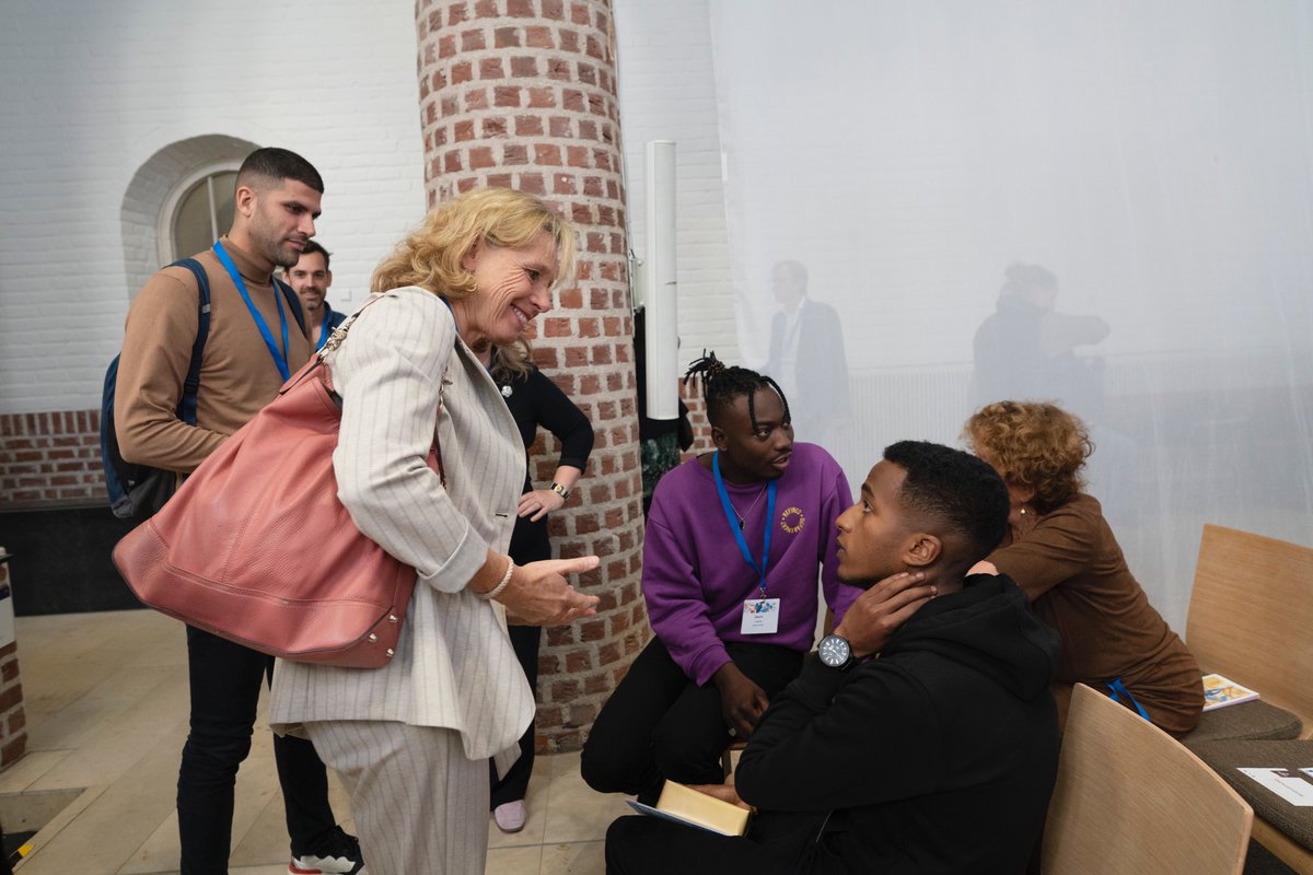 Yeabsira en Jason van het Youthlab waren bij het symposium ‘100 jaar kinderrechter’. In een panel met rechters Robine Lange-Tegelaar, Susanne Tempel en Herman van Harten vertelden ze over hun ervaringen met en advies voor kinderrechters. (1/4)