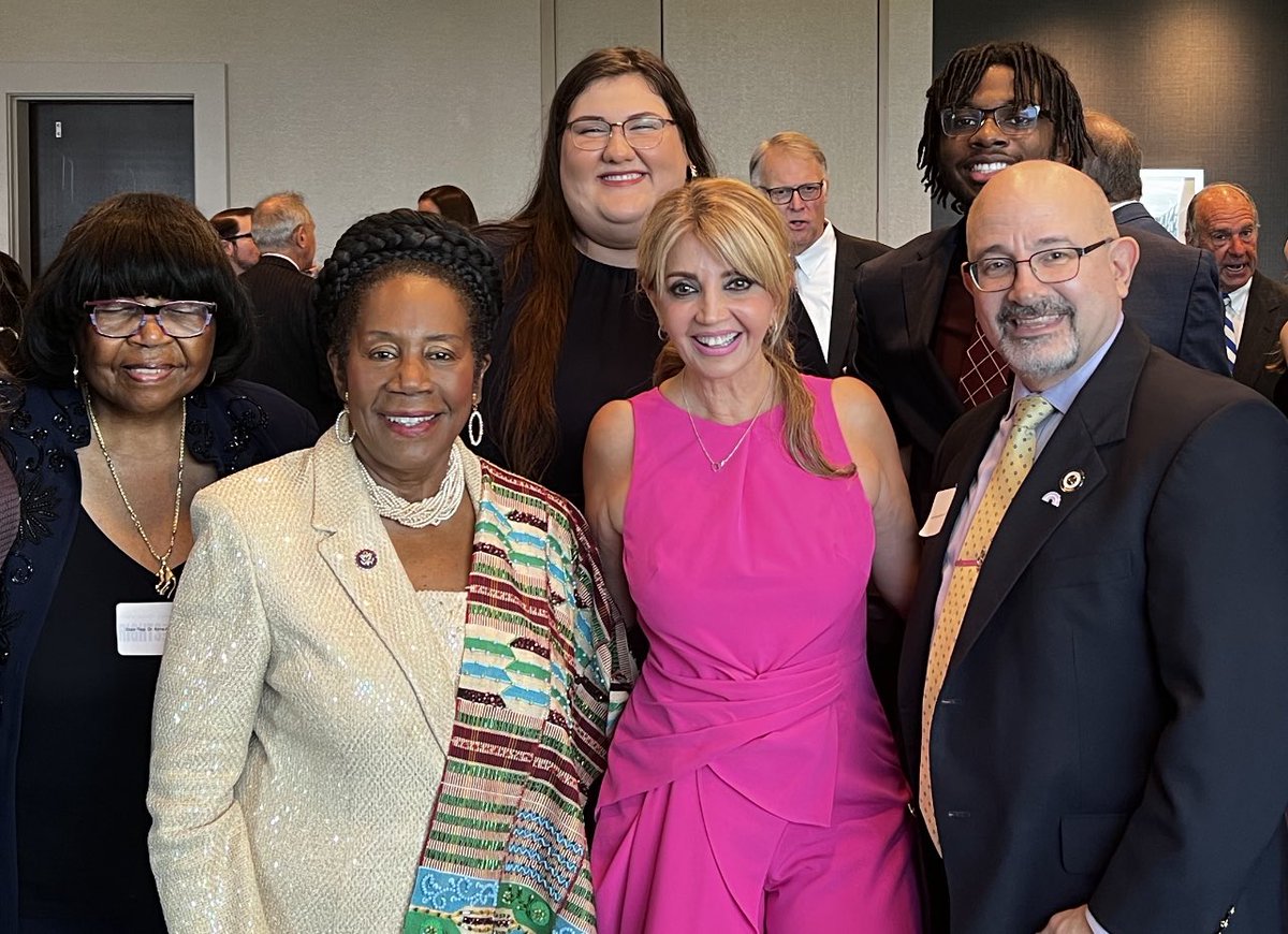 0liviajulianna's tweet photo. Congratulations to @Lizzie4Congress &amp; @JacksonLeeTX18 for winning your re-elections! I’m so honored to have such strong women in the Houston congressional delegation. Here’s to keeping Harris county blue 💙 https://t.co/BO7demPJvM