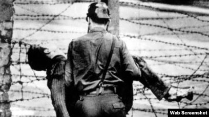 cristian_arayal's tweet photo. El comunismo construye muros para que la gente no pueda escapar de su infierno. Alambres, púas y balas jamás pudieron ni podrán silenciar las voces de libertad. 

A 33 años de la caída del Muro, mis oraciones con los millones de víctimas del comunismo. 

#ComunismoNuncaMás https://t.co/gUNIv22oFI