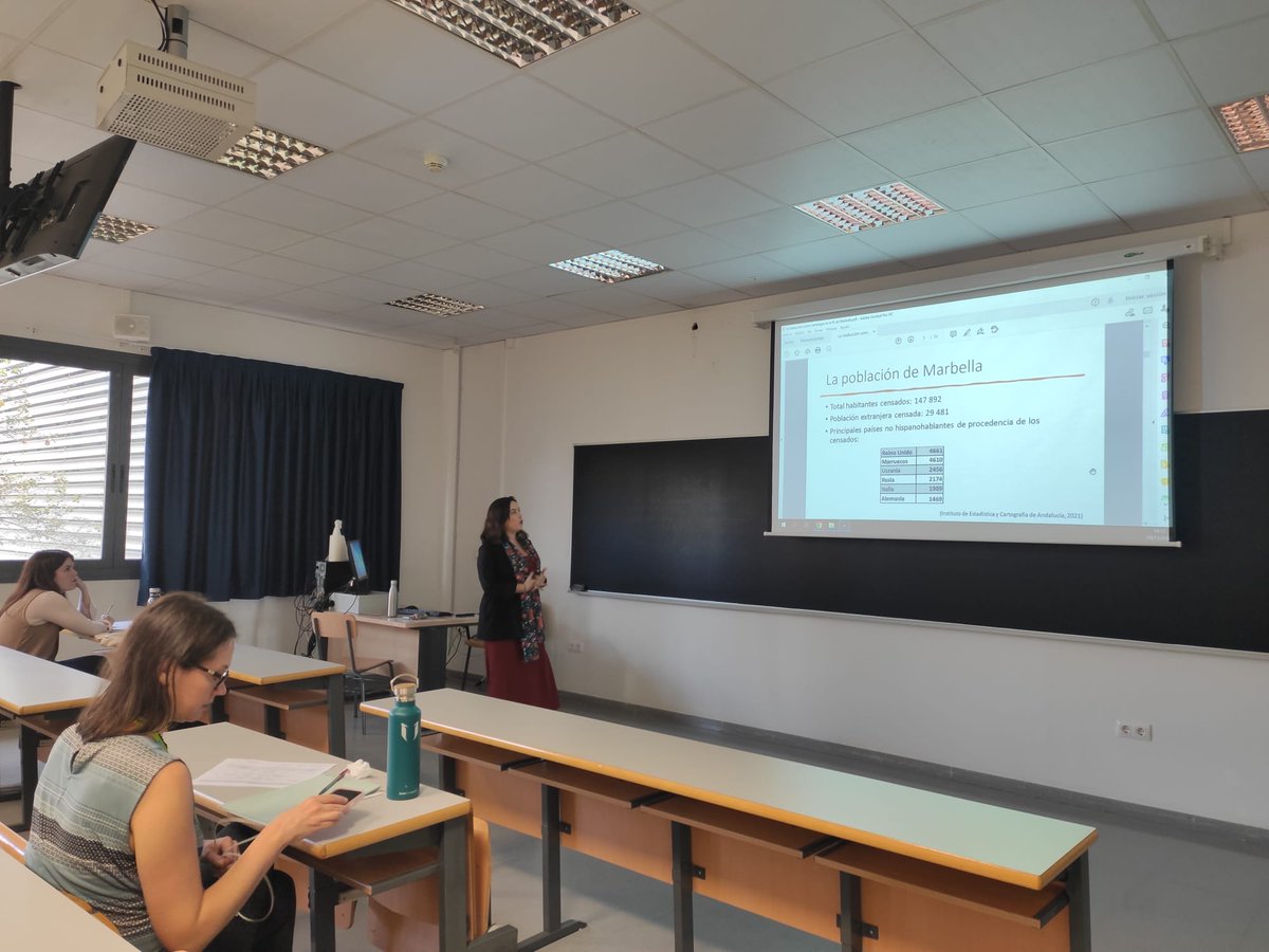 ICIPL_UPO's tweet photo. "La traducción como estrategia en el paisaje lingüístico de Marbella" es el título de la charla de Marta Carrillo Orozco, profesora de  #HumanidadesUPO #LinguisticLandscape #LL #PL #lingüística #linguistics #PlaneoPaisaje #PaisajeLingüístico https://t.co/tAHeKmIsN0