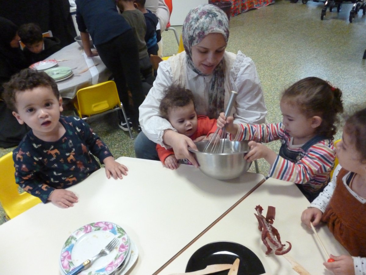 SfmClichy's tweet photo. 🍰 Atelier cuisine vendredi dernier avec les enfants de la halte-garderie. Les enfants, avec leur maman, ont cuisiné une délicieuse pâte à tartiner et un gâteau à la banane. Tout le monde s'est régalé, à refaire!! 🍨 
#Clichy #association #solidarité #enfant #parentalité #cuisine https://t.co/HKg2S92FxB