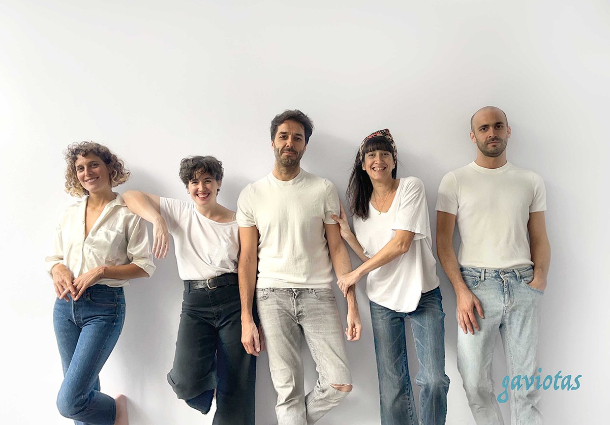 “Sin amor no hay deseo y sin deseo no hay vocación”

Hablamos con <a href="/amandarecacha/">Amanda Recacha</a>, quien firma, interpreta y codirige #Gaviotas de Gritadero Teatro, espectáculo con el que descubrimos el reverso cómico de Chéjov, que podemos ver en @umbralprimavera
👇
bit.ly/3WNYNxl