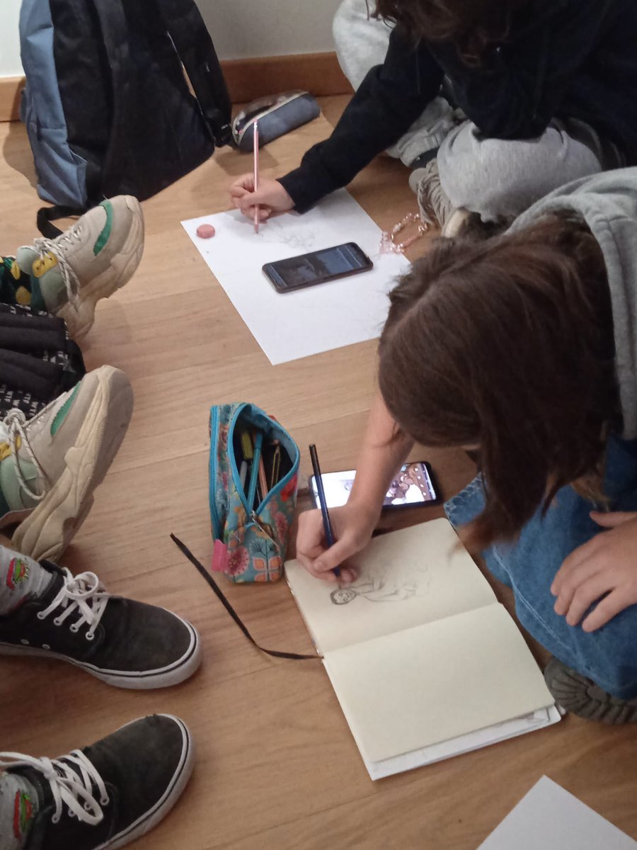 Los alumnos de 2º de Bachillerato de Artes del I.E.S. José Ibáñez Martín han visitado hoy la exposición de a Pintores Murcianos del S.XIX, quienes han disfrutado realizando la actividad de plasmar su particular visión romántica de España en el XIX.