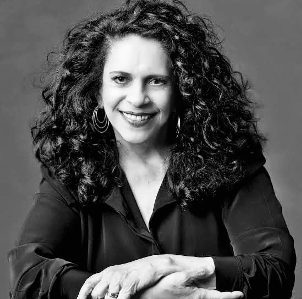 ivanlinsoficial's tweet image. Que triste, meu Deus! Depois de Elis e Clara, Gal, na sua imensa grandeza, beleza, luz e voz, também parte para longe da gente. Fica seu talento, sua música e a saudade.. enorme, enorme, enorme. 

Meus sentimentos a familia, amigos e fãs (como eu).
Descanse em paz, Gal.