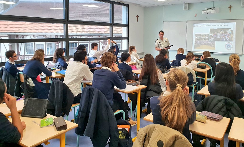 emia_tn's tweet photo. Transmettre l'Histoire auprès de la #jeunesse contribue à la construction du monde de demain. Le #COMTN a sensibilisé la #ClasseDéfense du collège St Honoré d'Eylau sur la signification et le sens de la commémoration du #11Novembre.
#DevoirDeMémoire #NoublionsPas #ArméeNation https://t.co/0tUya6KLAK