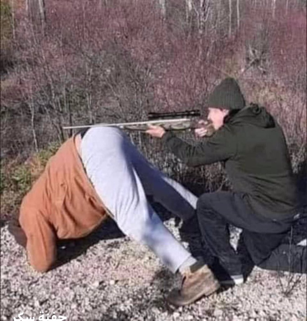 الموظف العصفوره
 لما يطلع مع مديره رحله صيد.