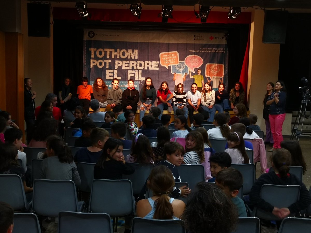 PlauditeTeatre's tweet photo. Primera sessió de la peça "Invisibles" i col·loqui #postfunció amb alumnat d'escoles de #LHospitalet
#SetmanadelaSolidaritatdeLHospitalet #SolidariesLH #SalutMental @espaiciutadania @CreuRojaLH @CreuRojaCAT @Pla_Tea https://t.co/rw7Pwdm2FM