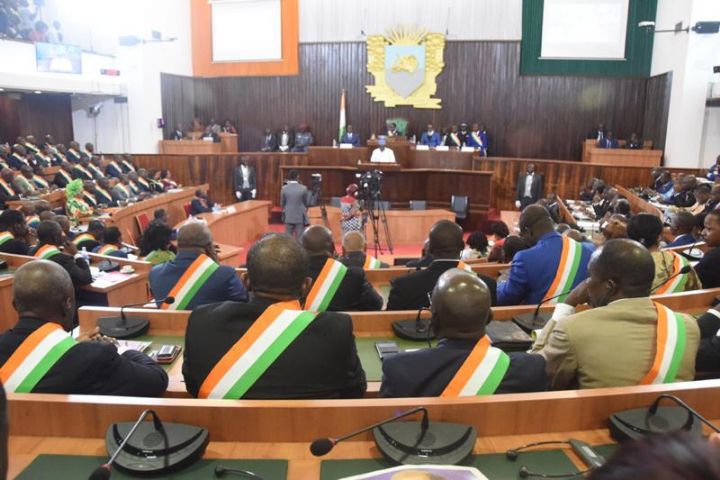 Montherland's tweet photo. #CIV225: le budget alloué aux Etablissements publics nationaux (EPN) pour 2022 s’équilibre, en ressources et en charges à 687,4 milliards FCFA contre 669,5 milliards de FCFA inscrits au budget initial. #afrique #kpakpatoya #iciabidjancom #afrique #baby #pan_ci #pr_ci #ua https://t.co/dA1zABBNb3